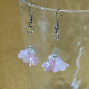 ピンクのお花ピアス　７　ハンドメイド　アクリルビーズ