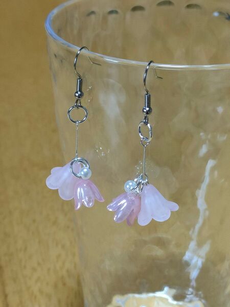 ピンクのお花ピアス　７　ハンドメイド　アクリルビーズ