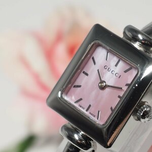 グッチ GUCCI ピンク系シェル文字盤 スクエア バングルウォッチ ブレスレット 腕時計 C317 中古