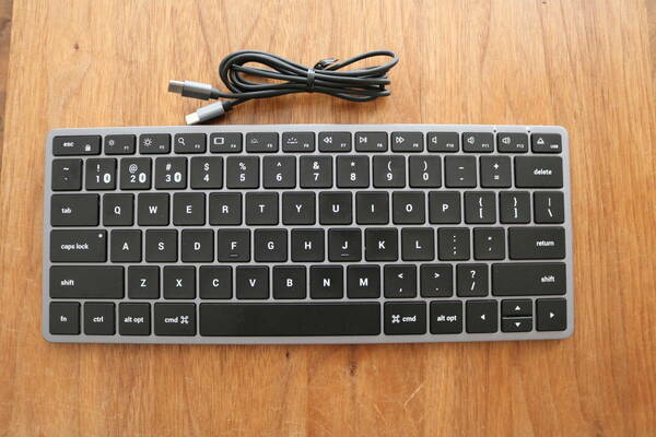 [Satechi キーボード/中古動作品] Satechi Slim X1 Bluetooth Backlit Keyboard キーボード & Aluminum Mouse Pad マウスパッド（おまけ）