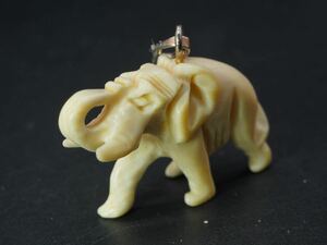 【197】象 立体的 ペンダントトップ ゾウ 骨？ ネックレストップ TIA