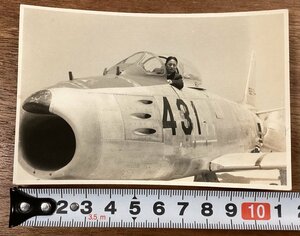 RR-6436■送料込■飛行機 航空機 航空自衛隊機 431 記念写真 白黒 写真 古写真 印刷物/くOKら
