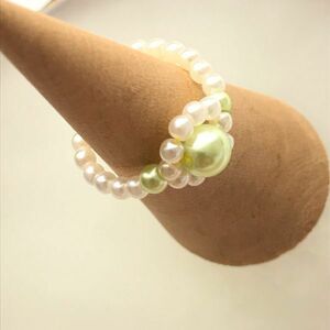 1円～　♪　ハンドメイド　約9号　ライトグリーンのパールビーズのお花リング