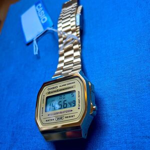 カシオ　デジタル腕時計　新品 海外モデル　フルゴールド　ビンテージデザイン