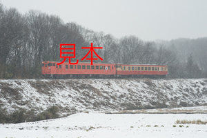 鉄道写真データ（JPEG）、00772107、キハ40系（1004）（降雪）、JR烏山線、鴻野山〜仁井田、2017.02.09、（7086×4729）