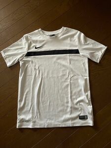 【NIKE カッコいいサッカーTシャツ size .kids L】白に黒ロゴ