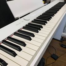 【川崎市直接引取限定】 CASIO カシオ 電子ピアノ Privia PX-S1100 ホワイト 2021年製 譜面台 ペダル 付き 88鍵盤 スリムデザイン 鍵盤楽器_画像4