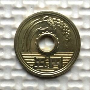 昭和63年穴あり(ゴシック体)五円黄銅貨エラーコイン(小穴ズレ) (流通品)の画像2