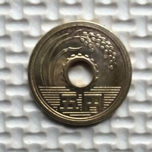 昭和47年穴あり五円黄銅貨(ゴシック体)エラーコイン(小穴ズレ) (流通品)の画像2