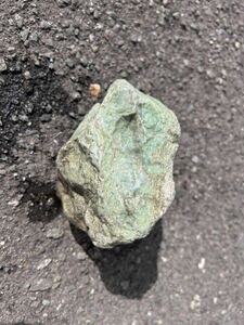 日高翡翠　激レア　国産鉱物　クロム透輝石　幻の翡翠　約1286g　未研磨　淡い緑の透過の良い輝石が入る原石