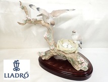 6320[TS]未使用♪限定作品/台座付 ◆LLADRO/リヤドロ◆フィギュリン No.1854 陶器の置物/SPRING'S NEW ARRIVALS/巣を見守る鳥 花_画像1