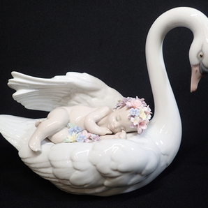 6321[TS]◆LLADRO/リヤドロ◆フィギュリン No.6758 『夢の国』 陶器の置物/白鳥 スワン baby 赤ちゃんの画像2