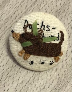 dog ハンドメイド　刺繍ブローチ　バッヂ　立体　ダックスフンド　犬　クリップ　クチュリエ完成品 手刺繍 立体刺繍　3D