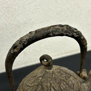 蔵出し A3 鉄瓶 在銘 印有 葉っぱ 模様 金属工芸品 骨董品 茶道具 高さ約16㎝ 幅約12㎝ 約1045g 小型 煎茶道具 現状品の画像5