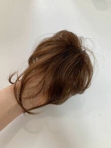 高品質　新品！未使用　頭頂部付け毛ヘア医療用にも小さめをお探しの方に　ナチュラルライトブラウン明茶色★洗える男女兼用耐熱　送料無料