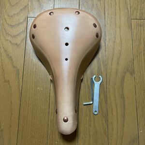 飴色BROOKS風純正牛革サドル銅製リベット長28cm幅17cm 軟硬さを調節可能レンチ付き未使用品