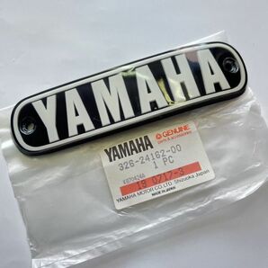 新品未使用 ヤマハ 純正 当時物 1971年型 HX90 右側 フューエルタンク エンブレム 326-24162-00 旧車 絶版車 *1179の画像1