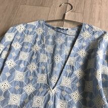 100円スタート○ ZARA ザラ　おしゃれデザイン　パンチングレース　刺繍　ブラウス_画像2