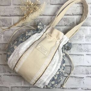 巾着トートバッグ　ハンドメイド　◎くすみブルー花柄刺繍白レース