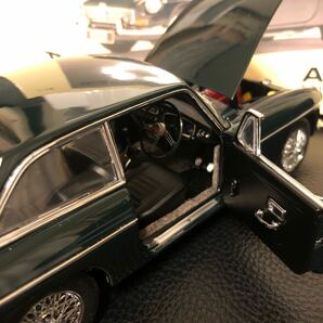 1/18 オートアート MGB GT COUPE MK ii 69 レーシンググリーン リア破損の画像6