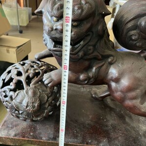 金工家『旭峰』造 唐銅製 毬乗獅子置物 ブロンズ オブジェ 置物  台付 真鍮 重い 銅の画像7