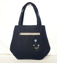 送料込　新品　手刺繍　リネン ネイビー　お花　ふっくら丸型　ミニトートバック　お散歩バック　ハンドメイド_画像4