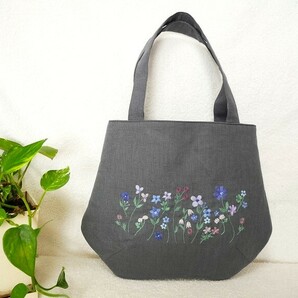 送料込 新品 手刺繍 リネン ブルーグレイ お花 ふっくら丸型 ミニトートバック お散歩バック ハンドメイドの画像1