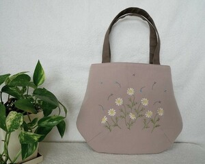 送料込　新品　手刺繍　ハーフリネン アッシュピンク　カモミール　ふっくら丸型　ミニトートバック　お散歩バック　ハンドメイド