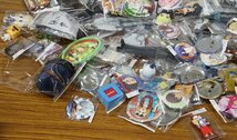 M★中古品★『アニメ系キャラクター雑貨 約5kgまとめ売り 男性キャラ中心』 缶バッジ/アクスタ など 東リベ/すとぷり ほか ※詳細は未確認_画像4