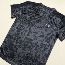 ☆AC101 UNDER ARMOUR アンダーアーマー メンズ MD M 半袖 Tシャツ カットソー グレー 黒 総柄 薄手 スポーツ ウェア トレーニング_画像1