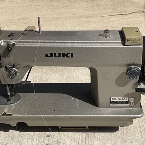 １円～ 工業用ミシン ＪＵＫＩ ＤＬＵ－５４９０－６ 自動糸切本縫い上下差動送りミシン ミシン 糸ロール付の画像3