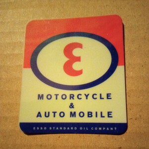 即決 ＥＳＳＯ ＭＯＴＯＲＣＹＣＬＥ＆ＡＵＴＯ ＭＯＢＩＬＥ ＯＩＬ ステッカー デカール アメリカン雑貨 ガレージ ヘルメット