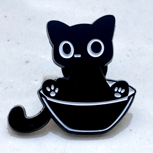 丼に入った黒猫　白黒ネコ（どんぶり鉢）　モノトーン◆ピンバッジ　ピンズ　バッチ　ブローチ◆かわいい容器ニャンコ　はまりクロネコ