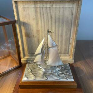 《値下即決早い者勝ち》銀 ヨット STERLING 960 刻印 スターリングシルバー SEKI 関工芸 置物 ガラスケース 木箱 船 帆船 銀製 SILVERの画像1