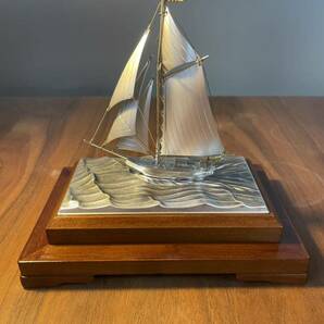 《値下即決早い者勝ち》銀 ヨット STERLING 960 刻印 スターリングシルバー SEKI 関工芸 置物 ガラスケース 木箱 船 帆船 銀製 SILVERの画像3