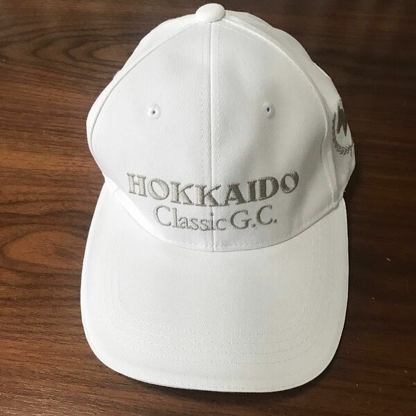 【 北海道クラシックゴルフクラブ 未使用 】シルバー 刺繍 ホワイト キャップ