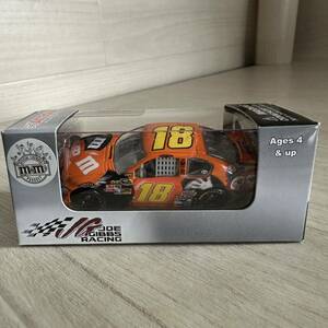 【A0314-62】未開封品『Action 1/64 ナスカー Kyle Busch #18 M&M's Halloween 2012 Camry C182866HWKB』ミニカー レーシングカー