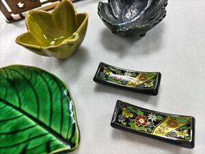 舖龜【美品】箸置き ペアセット 陶器 焼物 黒 花 レトロ 日本 和風 和食 絵付け インテリア 年代物 金彩 瀬戸物　　　　（検 皿）