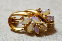 1034 天然オパール ゴールドカラー ブローチ ヴィンテージ アクセサリー 天然石 宝石 opal 色石 カラーストーン アンティーク 装飾品_画像1