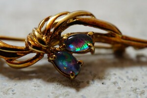 946 トリプレットオパール ゴールドカラー ブローチ ヴィンテージ アクセサリー 宝石 opal 色石 カラーストーン アンティーク 装飾品