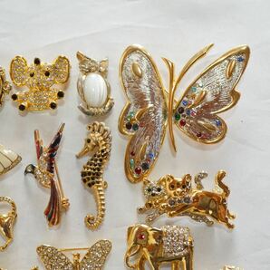 C1516 アニマル ゴールドカラー ジャンク品 ブローチ 蝶々 犬 人像など ヴィンテージ アクセサリー 大量 まとめて おまとめ まとめ売りの画像3