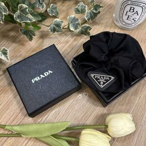 送料無料　PRADA　プラダ　Re Nylon　トライアングルロゴプレート付シュシュ　ヘア