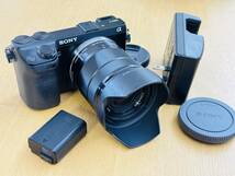 SONY 一眼レフカメラ NEX-7 ズームレンズキット Eマウント本体と付属品_画像2