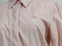 【バーバリーブルーレーベル】シャツ　ブラウス　ピンク　綿　コットン100％ ホースロゴ ロゴ刺繍 ワンポイント刺_画像3