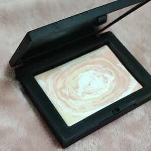 NARS ライトリフレクティング プリズマティックパウダー02555