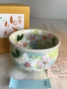 Art hand Auction 工房ゆずりは 瀬戸焼 福々碗 薄紅花景色B 湯呑み 抹茶碗 陶器 手描き 花柄 茶器 和食器 女性に大人気 K箱, 日本の陶磁, 瀬戸, 湯呑み, カップ