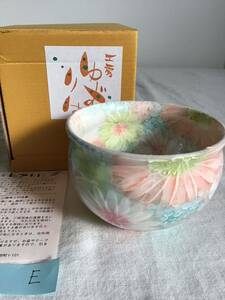 Art hand Auction Atelier Yuzuriha Seto Ware Bol Fukufu Fleur décorée colorée E Tasse à thé Bol Matcha Céramique peinte à la main Motif floral Ustensiles à thé Vaisselle japonaise très populaire auprès des femmes Ustensiles à thé K Box, céramique japonaise, Séto, tasse à thé, tasse