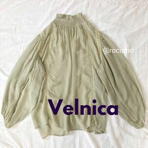 ヴェルニカ　春色のボリューム袖ハイネックレースブラウス　Velnica くるみボタン　グリーン　バルーンスリーブ