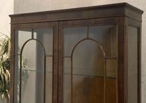 英国アンティーク 高級ガラスキャビネット ウォールナット無垢材 鍵付 幅98 高161cm イギリス家具 飾り棚 コレクションケース ショーケース_画像2