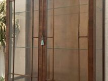 英国アンティーク 高級ガラスキャビネット ウォールナット無垢材 鍵付 幅98 高161cm イギリス家具 飾り棚 コレクションケース ショーケース_画像3